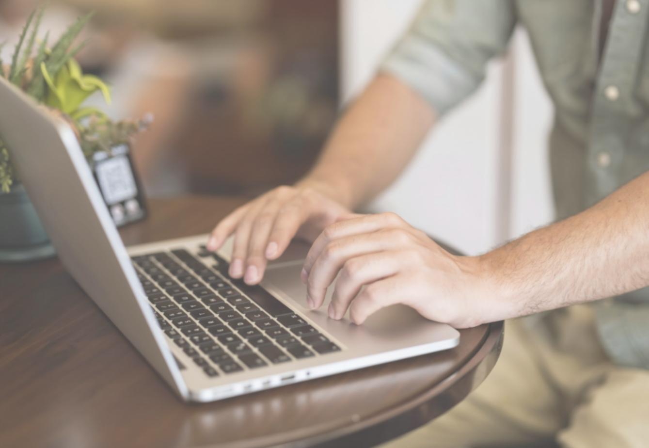 Profesional trabajando con documentación financiera