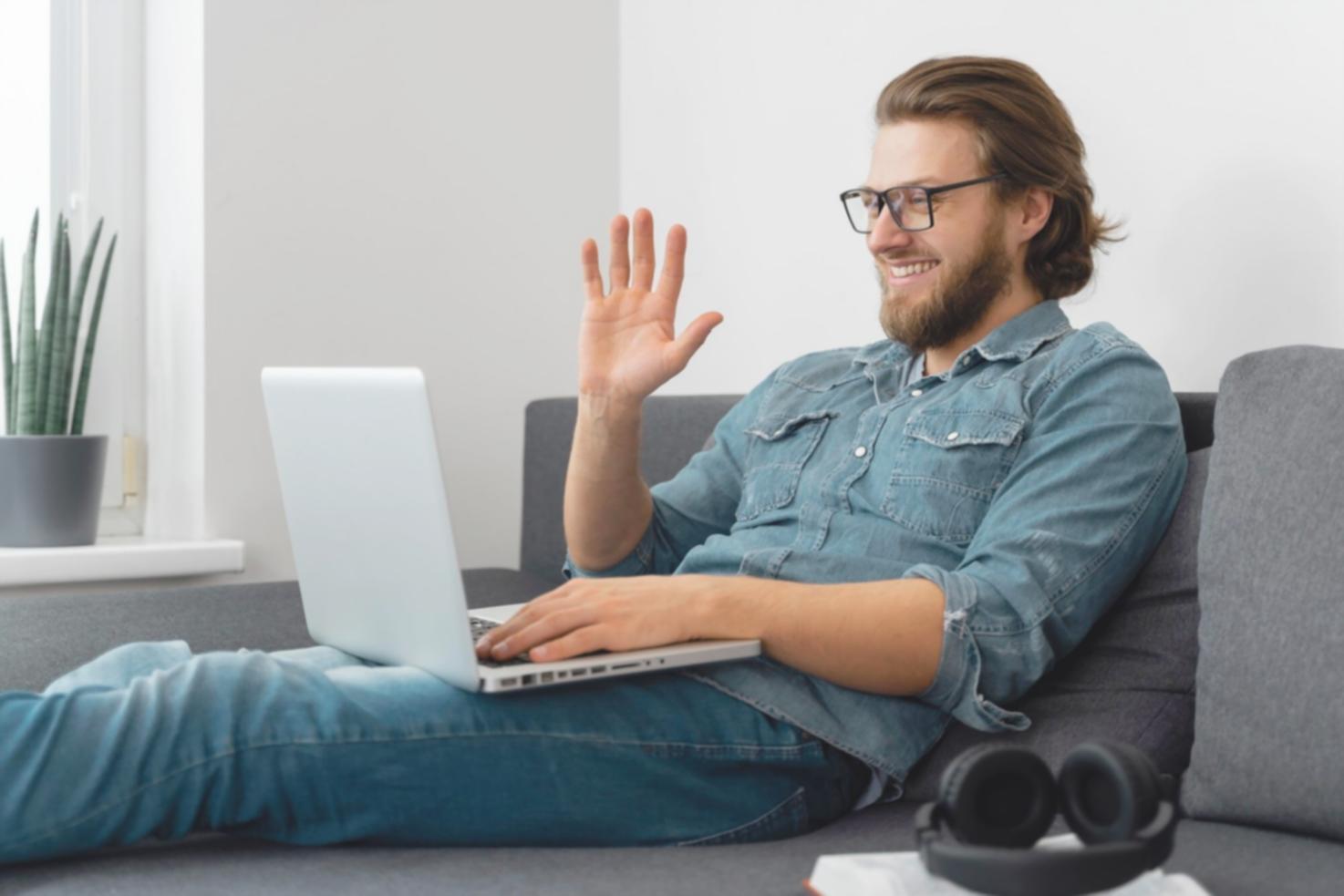 Estudiante revisando documentos financieros en escritorio